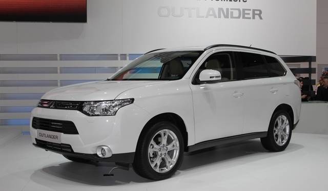 <strong>三菱アウトランダー｜MITSUBISHI Outlander</strong>