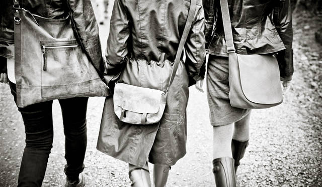 <strong>m0851│エム・ゼロ・エイト・ファイブ・ワン</strong>　1987年の誕生以来、美しさと機能性、創意工夫と伝統、洗練と耐久性といった相反する要素を製品として成立させることをモットーに、モノづくりに徹してきたライフスタイルブランドだ。