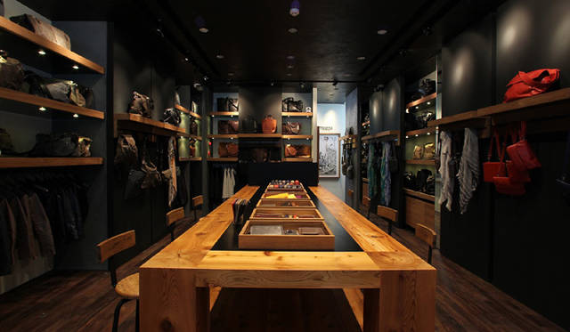 <strong>m0851│エム・ゼロ・エイト・ファイブ・ワン</strong>　このたび、ファン待望の直営店が銀座にオープン。<br />ｍ0851銀座店　　東京都中央区銀座2-6-4　　Tel.03-3567-5730　　営業時間│11:00～20:00　　定休日│水曜日