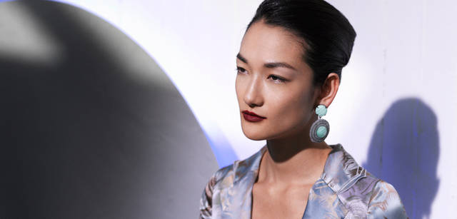 <strong>GIORGIO ARMANI｜ジョルジオ アルマーニ</strong>　光沢感のあるジャケットに、大ぶりなイヤリングでアクセントをつけて。ジャケット 35万7000円 、イヤリング  参考商品  （ともにジョルジオ アルマーニ）