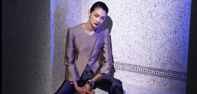 <strong>GIORGIO ARMANI｜ジョルジオ アルマーニ</strong>　ジャケットの襟もとから肩へと続くラインは、エレガントでありながら威厳を感じさせる。ジャケット 参考商品、パンツ7万6650円、ブレスレット 参考商品（すべてジョルジオ アルマーニ）