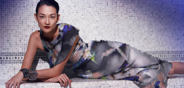 <strong>GIORGIO ARMANI｜ジョルジオ アルマーニ</strong>　水彩画のようなやさしい印象をはらんだドレス。ロング＆リーンなシルエットがエレガント。ドレス37万8000円、ブレスレット上  参考商品 、ブレスレット下  参考商品 （すべてジョルジオ アルマーニ）