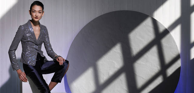 <strong>GIORGIO ARMANI｜ジョルジオ アルマーニ</strong>　メタリック＆グラフィカル、フューチャリスティックな印象のジャケットを羽織って。　ジャケット 60万9000円、パンツ7万6650円、ブレスレット 参考商品（すべてジョルジオ アルマーニ）