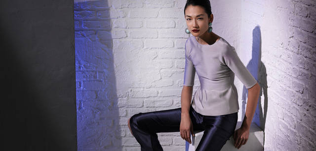 <strong>GIORGIO ARMANI｜ジョルジオ アルマーニ</strong>　デイリーにも活躍しそうな5分袖トップスは、ノーシームでぺプラムラインへと続く、美しいシルエットが魅力。プルオーバー19万9500円、パンツ 7万6650円 、イヤリング  参考商品（すべてジョルジオ アルマーニ）