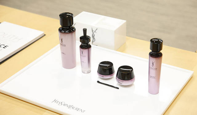 <strong>YVES SAINT LAURENT│イヴ・サンローラン</strong>　プレゼンテーショントレイにのせられたFOREVER。