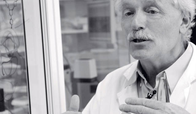 <strong>YVES SAINT LAURENT│イヴ・サンローラン</strong>　ブルーノA.ベルナール博士 ロレアル基礎研究所研究員（グライコバイオロジーおよびグリカンにかんする論文著者）。