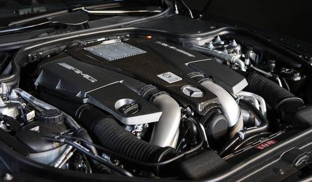 <strong>Mercedes-benz SL63AMG｜メルセデス ベンツSL63AMG</strong>　5.5リッターV8直噴ツインターボは最高出力320kW(435ps）、最大トルク800Nmのパフォーマンス。0-100km加速は4.3秒でこなす。