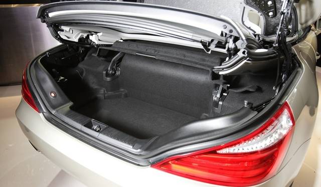 <strong>Mercedes-benz SL63AMG｜メルセデス ベンツSL63AMG</strong>　トランク容量は504リッター（ルーフ格納時には364リッター）を確保。リアバンパーの下に足を近付けるだけでトランクが自動的にオープンする、ハンズフリーアクセスも装備。