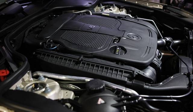 <strong>Mercedes-benz SL350 Bluefficiency｜メルセデス ベンツSL350 ブルーエフィシエンシー</strong>　3.5リッターV6直噴エンジンは、最高出力225kW(306ps）、最大トルク370Nmを発生させる。燃費も先代モデルから29%も向上し、欧州サイクル値で14.7km/ℓとなっている。