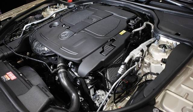 <strong>Mercedes-benz SL350 Bluefficiency｜メルセデス ベンツSL350 ブルーエフィシエンシー</strong>　3.5リッターV6直噴エンジンは、最高出力225kW(306ps）、最大トルク370Nmを発生させる。燃費も先代モデルから29%も向上し、欧州サイクル値で14.7km/ℓとなっている。