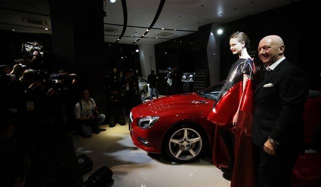 <strong>Mercedes-benz SL｜メルセデス ベンツSL</strong>　日本人デザイナーのブランド「YUIMA NAKAZATO」による新SLクラスからインスピレーションを受けた衣装を身にまとう、モデルも登場。