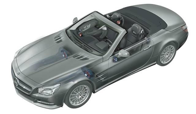 運転席、助手席の足元から重低音を響かせるフロントバスシステムは、高剛性を誇るアルミ製のフレームを利用して重低音を反響させる