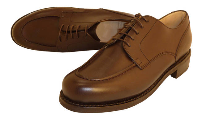 <strong>Paraboot × BEAMS</strong>　永遠のスタンダード、「シャンボード」をドレスライクに仕上げた一足。ソールにはラバーソールを採用し、細みのステッチングで縫製。よりスーツスタイルにマッチしやすい顔つきに。6万9300円