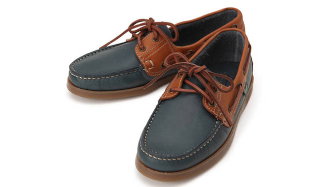 <strong>Paraboot × BEAMS</strong>　パラブーツ定番のデッキシューズ。防水性と速乾性に優れたヴォイルレザーをアッパーに、天然ラテックスをソールに採用した一足だ。真夏に上品な短パンと合わせて履きたい。2万5200円