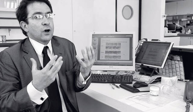 <strong>YVES SAINT LAURENT│イヴ・サンローラン</strong>　ジュリアン・ラブロー博士　ロレアル スキンケア応用研究所（細胞生物学・分子生物学専門家）。