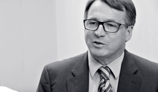 <strong>YVES SAINT LAURENT│イヴ・サンローラン</strong>　ティエリー・ミショー博士 皮膚科医コレクティヴ＆エステティック ダーマトロジーグループ会長。