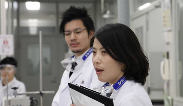 <strong>YVES SAINT LAURENT│イヴ・サンローラン</strong>　R&Iセンターラボ内でのプレゼンテーション。