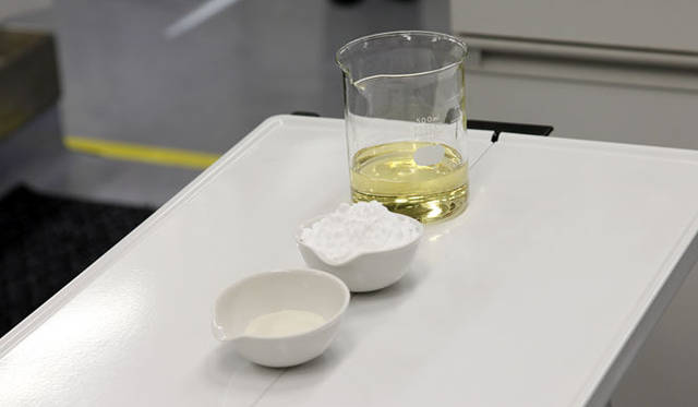 <strong>YVES SAINT LAURENT│イヴ・サンローラン</strong>　3つのグリカン。