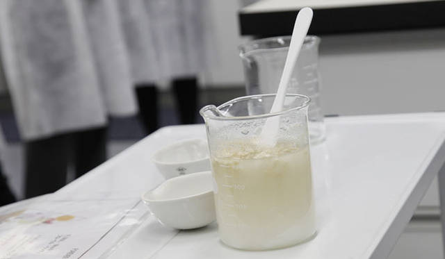 <strong>YVES SAINT LAURENT│イヴ・サンローラン</strong>　3つのグリカンをビーカーに。