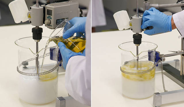 <strong>YVES SAINT LAURENT│イヴ・サンローラン</strong>　混ぜ合わせることで色素も変化していく。