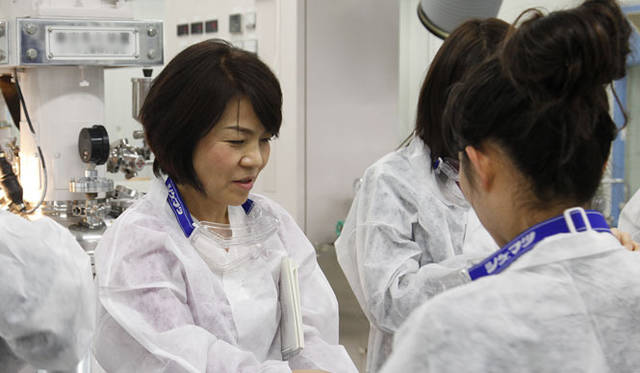 <strong>YVES SAINT LAURENT│イヴ・サンローラン</strong>　欧米処方と日本特別処方を試す國藤直子さん。