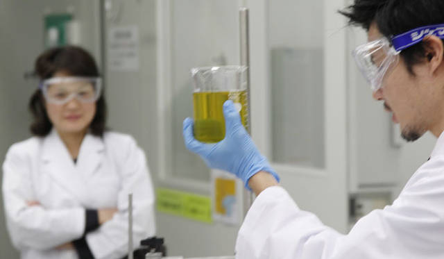 <strong>YVES SAINT LAURENT│イヴ・サンローラン</strong>　日本特別処方についてのレクチャーがつづく。