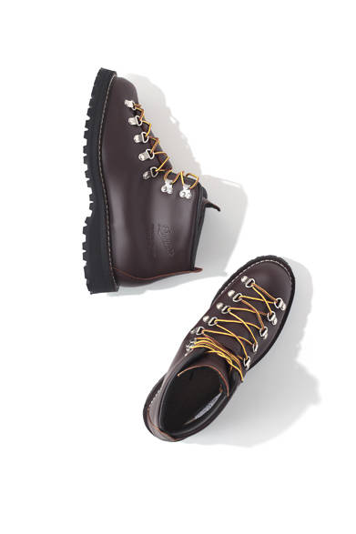  <strong>阪急MEN’S TOKYO｜4月 “アーバン ラギッド”</strong>　ブーツ5万400円（マウンテンライト／ダナー）