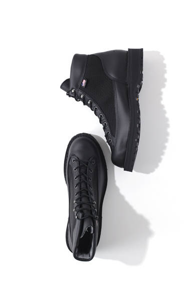  <strong>阪急MEN’S TOKYO｜4月 “アーバン ラギッド”</strong>　ブーツ4万4100円（ダナーライト／ダナー）