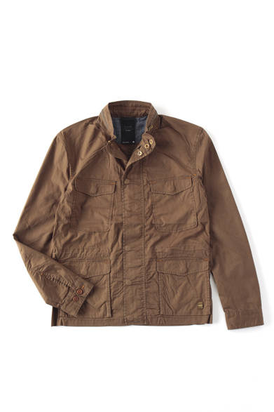  <strong>阪急MEN’S TOKYO｜4月 “アーバン ラギッド”</strong>　ミリタリージャケット2万1000円（CL NEW CITY OVERSHIRT／ジースター ロゥ）