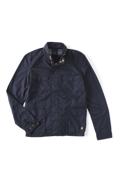  <strong>阪急MEN’S TOKYO｜4月 “アーバン ラギッド”</strong>　ミリタリージャケット2万1000円（CL NEW CITY OVERSHIRT／ジースター ロゥ）