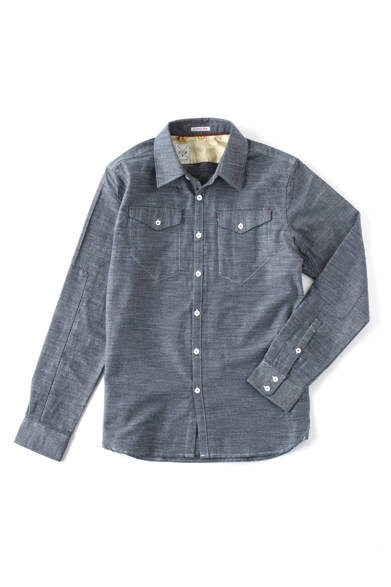  <strong>阪急MEN’S TOKYO｜4月 “アーバン ラギッド”</strong>　シャンブレーシャツ2万1000円（RE TACOMA EDGE SHIRT L/S／ジースター ロゥ）