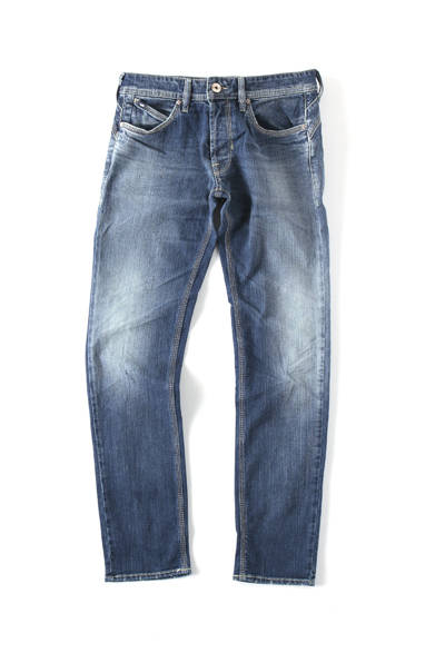  <strong>阪急MEN’S TOKYO｜4月 “アーバン ラギッド”</strong>　ジーンズ2万3100円（ワリス／ガス）