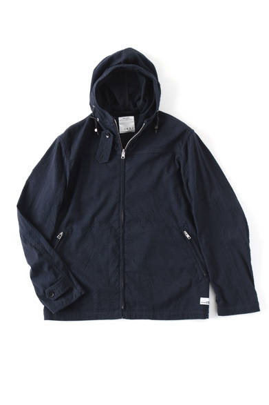  <strong>阪急MEN’S TOKYO｜4月 “アーバン ラギッド”</strong>　スロークラフト ジップパーカ1万6800円（ジュンレッド）