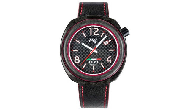 <strong>FULL CARBON｜フルカーボン</strong>　文字盤はベースの真鍮にフィルム状のカーボンを貼っている。インデックスはルミノバ加工。ベゼルはアルミ合金、リュウズはSS製だ。このレッドのほか、グリーン、ベージュの3モデルある。今年中に4モデル発表されるそうだ。18万9000円