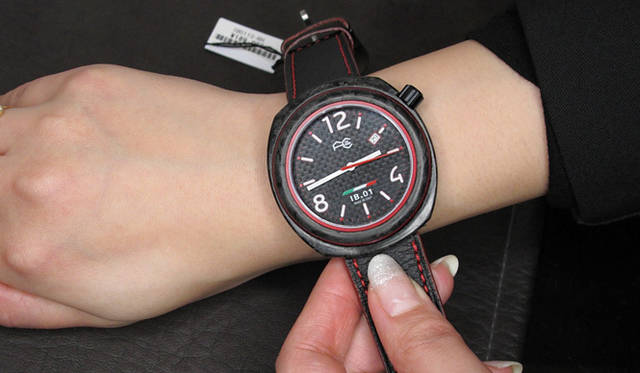 <strong>FULL CARBON｜フルカーボン</strong>　この大きさでケース重量85gは十分に軽い。ムーブメントはETA2824がベースになっているが、文字盤には堂々と「MADE IN ITALY」とプリントされている。