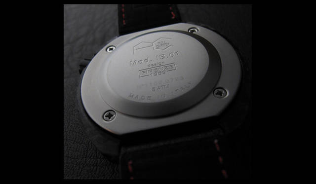 <strong>FULL CARBON｜フルカーボン</strong>　ケースバックはSS製でシースルーバックにはなっていない。ここにも「MADE IN ITALY」の刻印が。