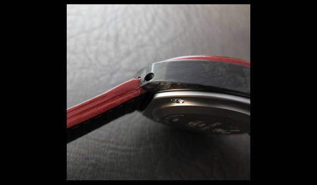 <strong>FULL CARBON｜フルカーボン</strong>　レザー製ストラップのコバは赤で着色されている。ストラップの裏面はヌバック仕様。ベゼルの外周部も同じく赤で着色。