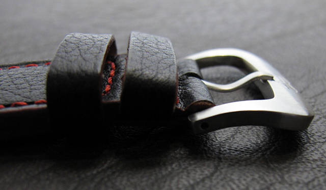 <strong>FULL CARBON｜フルカーボン</strong>　美錠はブラッシュ加工のSS製。赤いステッチがポイントだ。