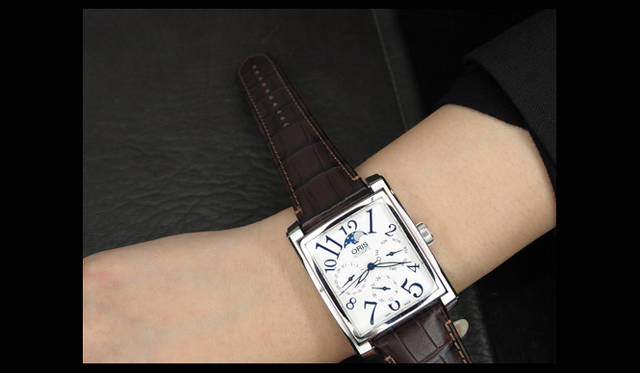 <strong>ORIS｜オリス</strong>　インデックスがアラビア数字のRef. 581 7658 4061D。従来のレクタンギュラーモデルより薄型になっている。大きめのリュウズはデザイン性だけでなく操作性にも貢献している。