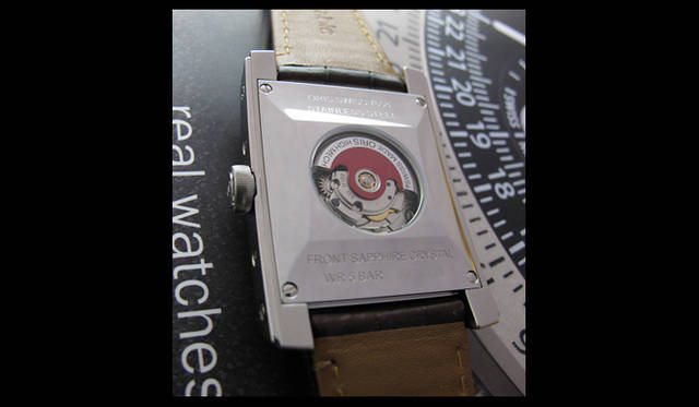 <strong>ORIS｜オリス</strong>　ムーブメントはETA2688/2671ベースのOris581。シースルーバックからオリスのシンボルであるレッドローターが見える。