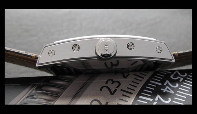 <strong>ORIS｜オリス</strong>　プッシュピースは、リュウズ右（2時位置）が曜日、リュウズ左（4時位置）がGMT用。