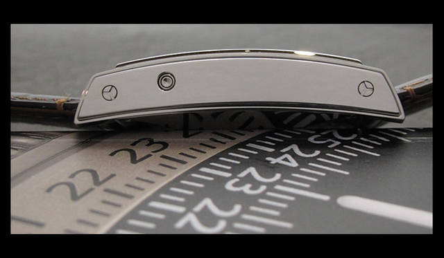 <strong>ORIS｜オリス</strong>　10時位置のプッシュピースは日付用だ。月齢はリュウズを回して調整する。