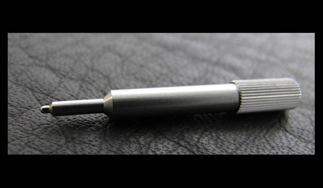 <strong>ORIS｜オリス</strong>　MT・曜日・日付を調整するためのプッシュピンが付属している。つい爪楊枝を使いがちだが、専用工具があるならそれを使ったほうがいい。