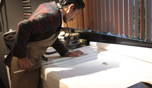 <strong>連載 第14回｜信國太志</strong>　テーラーサロン『THE CRAFTIVISM taishi nobukuni』　作業中の僕は製図に向かうの図。