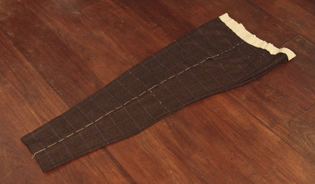 <strong>連載 第14回｜信國太志</strong>　テーラーサロン『THE CRAFTIVISM taishi nobukuni』　パンツはふくらはぎに注目を、アイロンワークで優美に膨らませています。