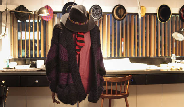 <strong>連載 第14回｜信國太志</strong>　テーラーサロン『THE CRAFTIVISM taishi nobukuni』　シャツとハットとコーディネートして、ボディにかかるニットはリチャードトーイ。