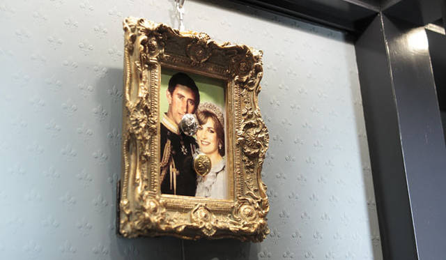 <strong>連載 第14回｜信國太志</strong>　テーラーサロン『THE CRAFTIVISM taishi nobukuni』　前のボタンの額とこのふたつは、ロンドンにあったハウスオブビューティーアンドスタイルというお店へのオマージュとして置いています。