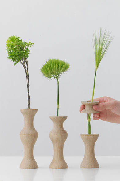 <strong>eN｜エン</strong>　花器「flower base」small 2520円、midium 2835円、large 3150円（eN-002 / 003 / 004、サイズ｜eN-002 / ø49×H120、eN-003 / ø49×H140、eN-004 / ø49×H160、素材｜oak / walnut ＋ glass）