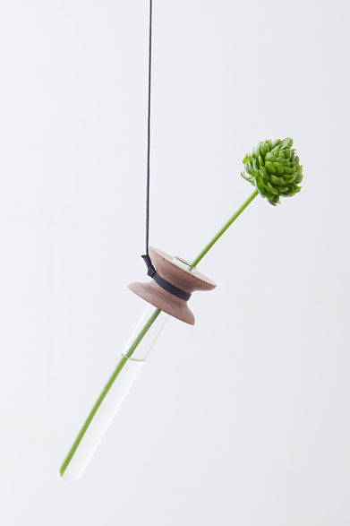 <strong>eN｜エン</strong>　一輪挿し「suspended flower」1890円（eN-001、サイズ｜ø49×H160、素材｜oak / walnut ＋ glass＋ waxcode＜2m＞）