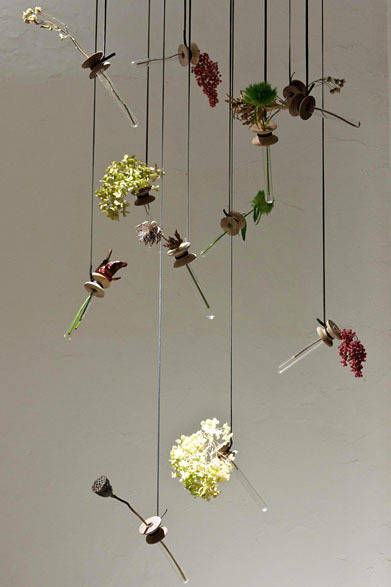 <strong>eN｜エン</strong>　一輪挿し「suspended flower」1890円（eN-001、サイズ｜ø49×H160、素材｜oak / walnut ＋ glass＋ waxcode＜2m＞）